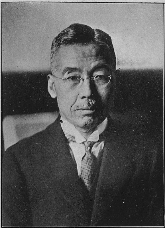 大正・昭和時期的財政專家與政治家(1869~1932)。 1919年就任日本銀行總裁。 1923年任山本權兵衛內閣藏相,第二年被敕命為貴族院議員。 1927年在高橋是清藏相的麾下再次就任日本銀行總裁。 1929年再任濱口雄幸內閣藏相,實施了金自由交易政策。 1931年辭職後,在血盟團事件中遭到暗殺。(照片提供:國會圖書館)