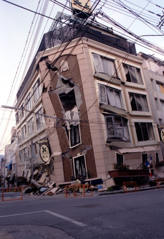 在1995年的阪神淡路大地震中,死亡的6434人裡,有約80%是由於房屋倒塌及家具傾倒而當即死亡的。此次地震為契機,耐震標準等日本的防災體制得到巨大改善。照片提供:Studio Right/PIXTA(pixta.jp)