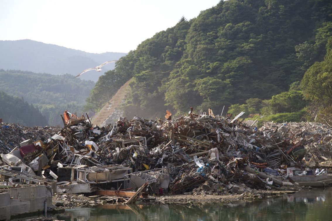 街區依然多處存留廢墟瓦礫。