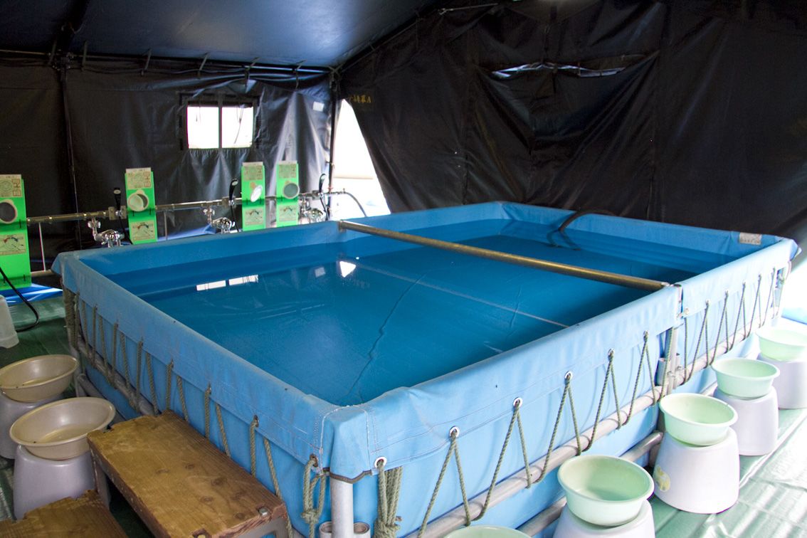 “弘法溫泉之水”浴室內部。