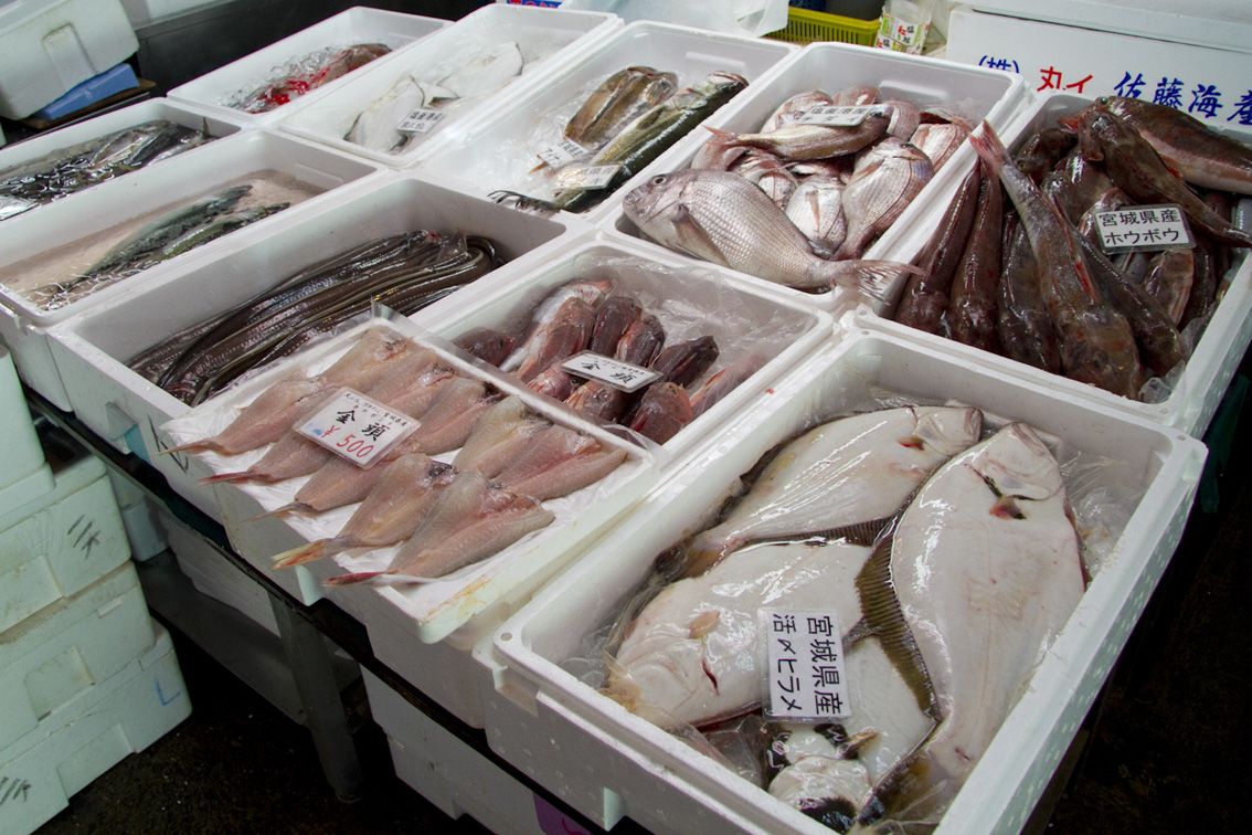 鹽釜的市場上終於重新出現了近海的海產品。