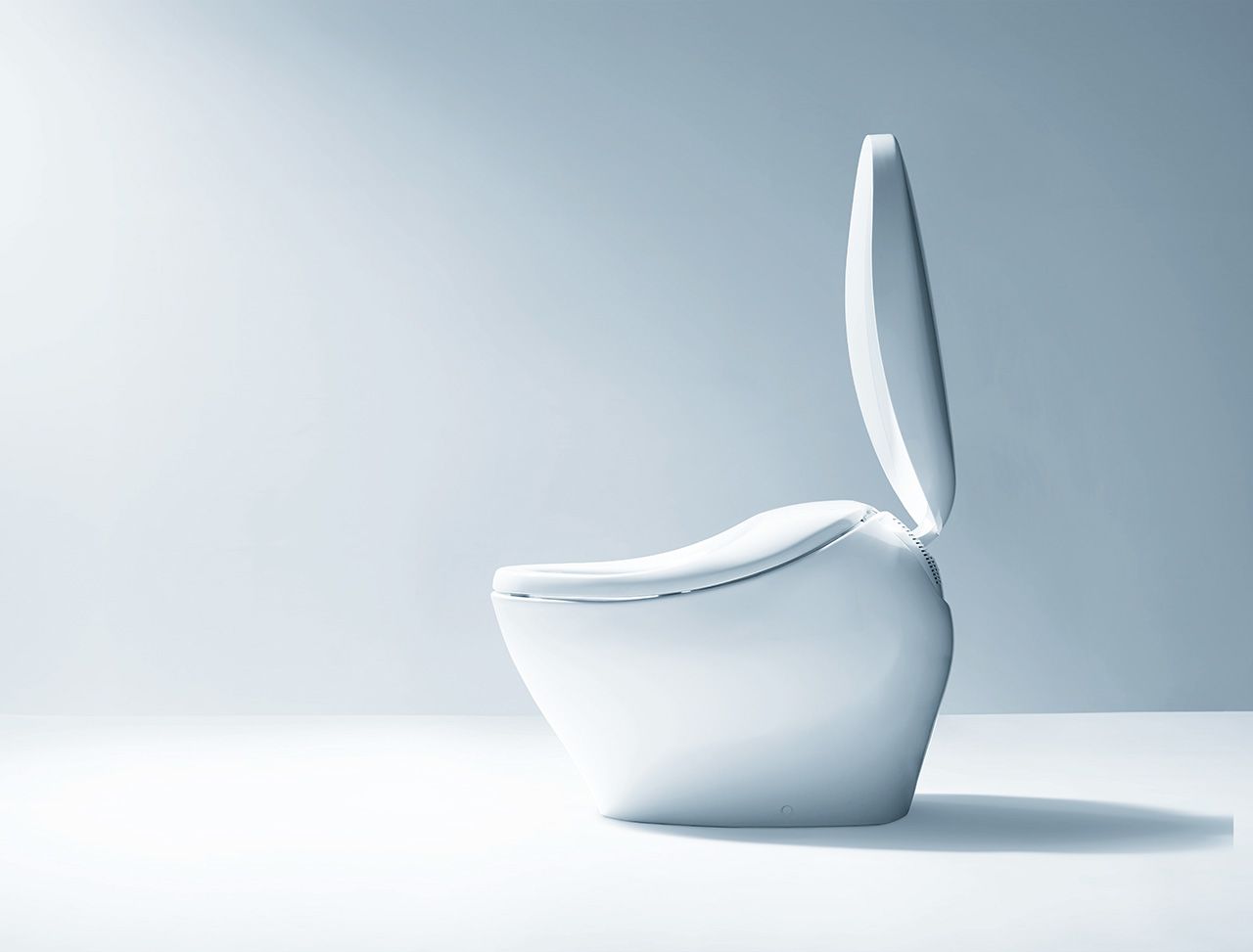 2017年發售的全球統一型號「NEOREST NX」。將衛洗麗的清潔功能與陶瓷馬桶融為一體，線條優美，令人印象深刻