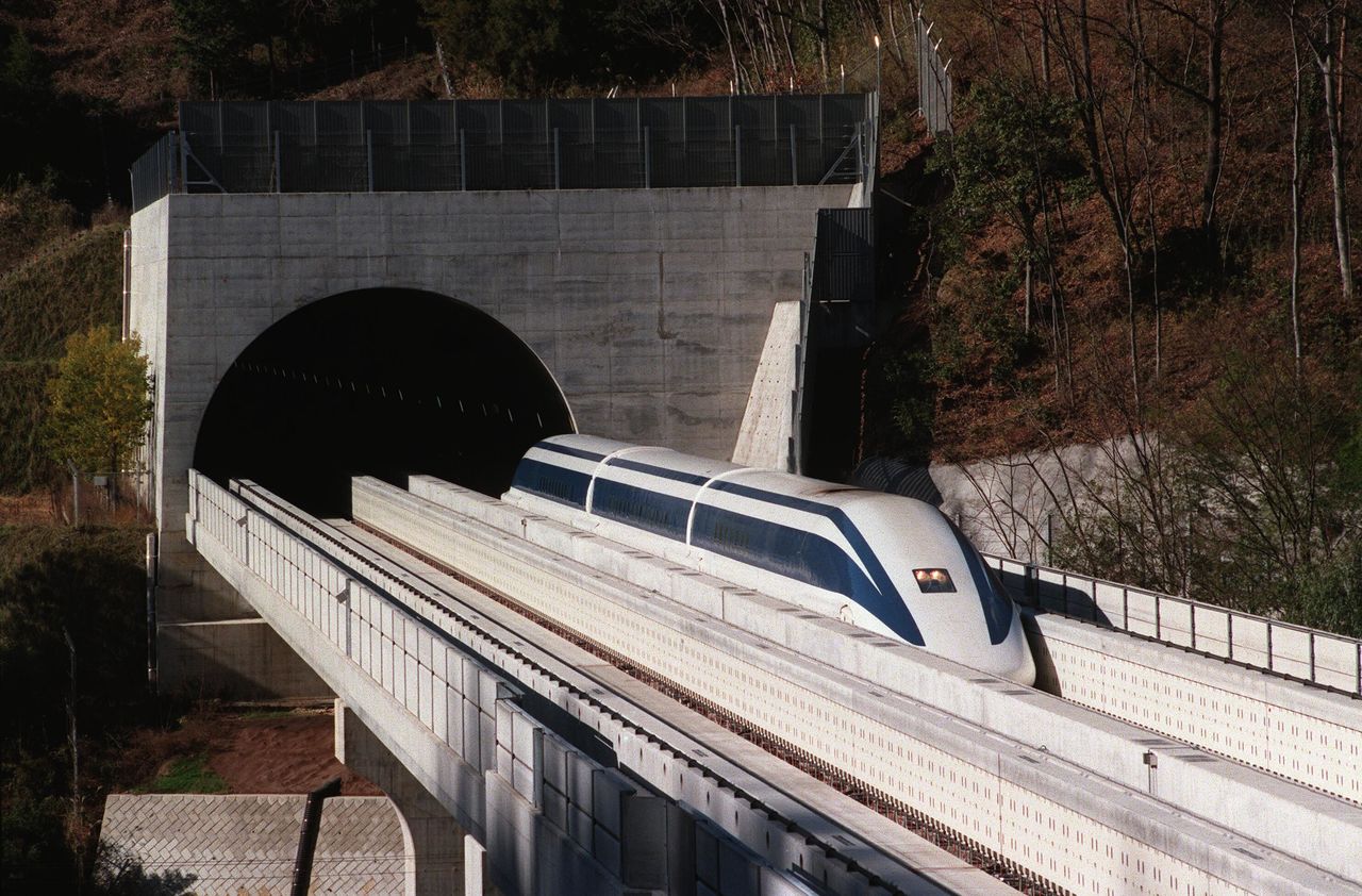 1997年12月12日,行駛於山梨縣內磁浮實驗線的試驗車輛(時事)