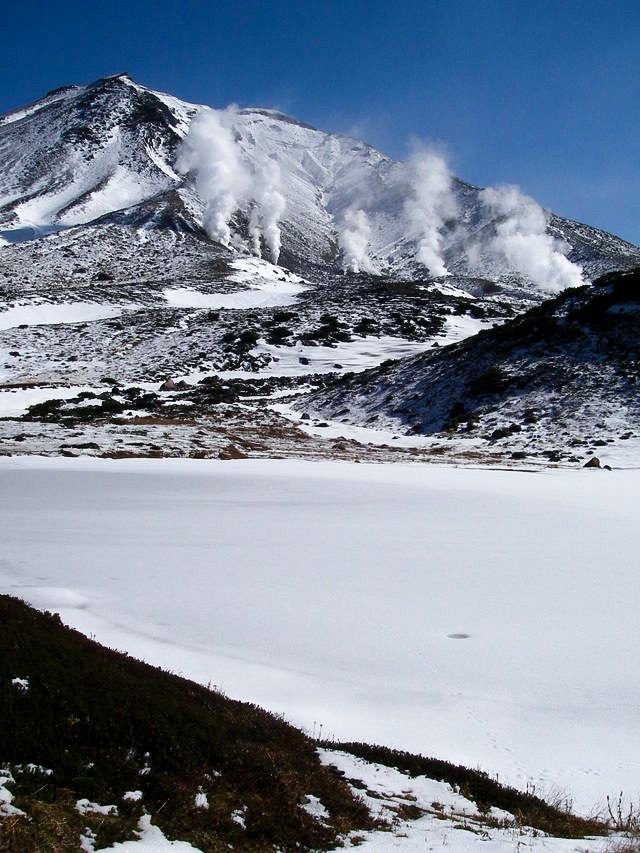 初冬的旭岳和冰封的鏡池（圖片提供：環境省）