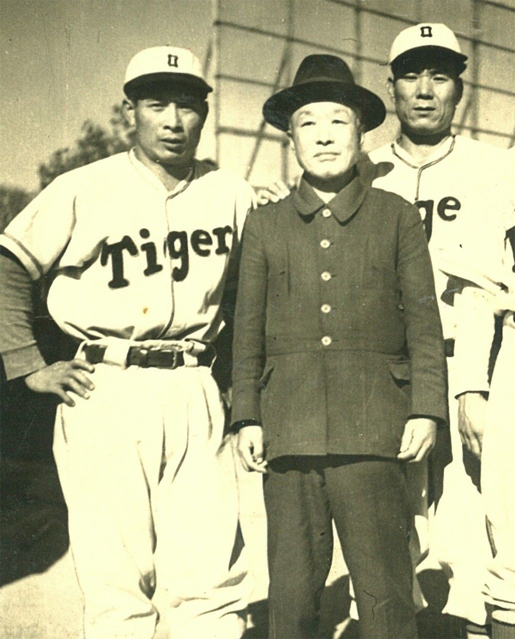 效力阪神時代的恩師近藤兵太郎（左起第2人）與一起拍攝照片的吳昌征（左端、石井昌博提供）