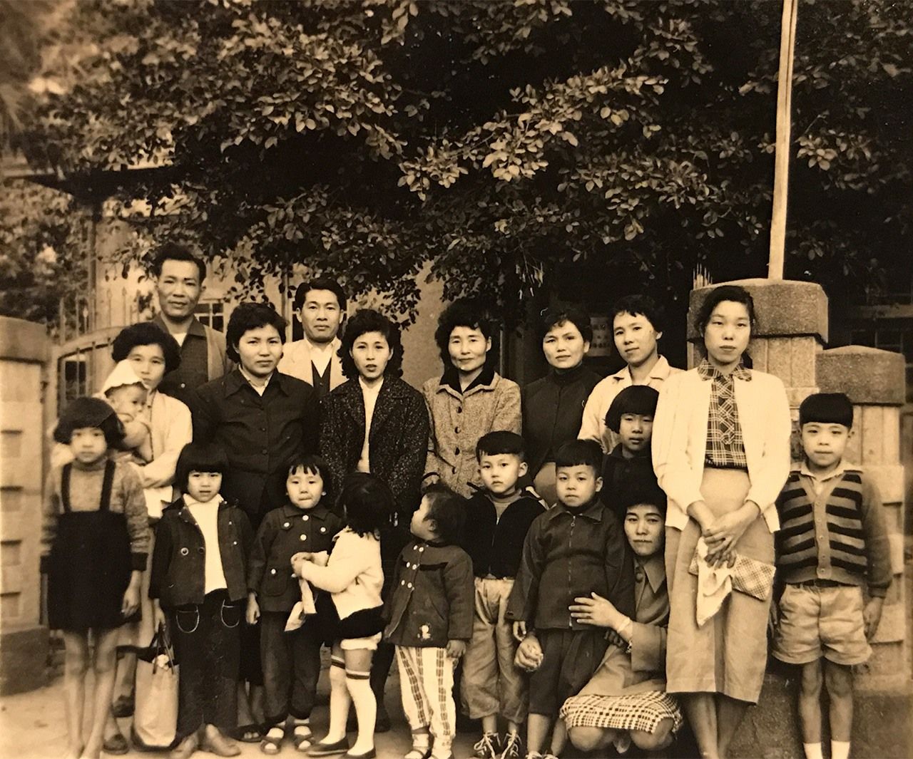 當年在雲林時，嫁到當地的日本媽媽們組成「斗六會」，定期互相幫助，右側為弟弟廣智與母親艷子。