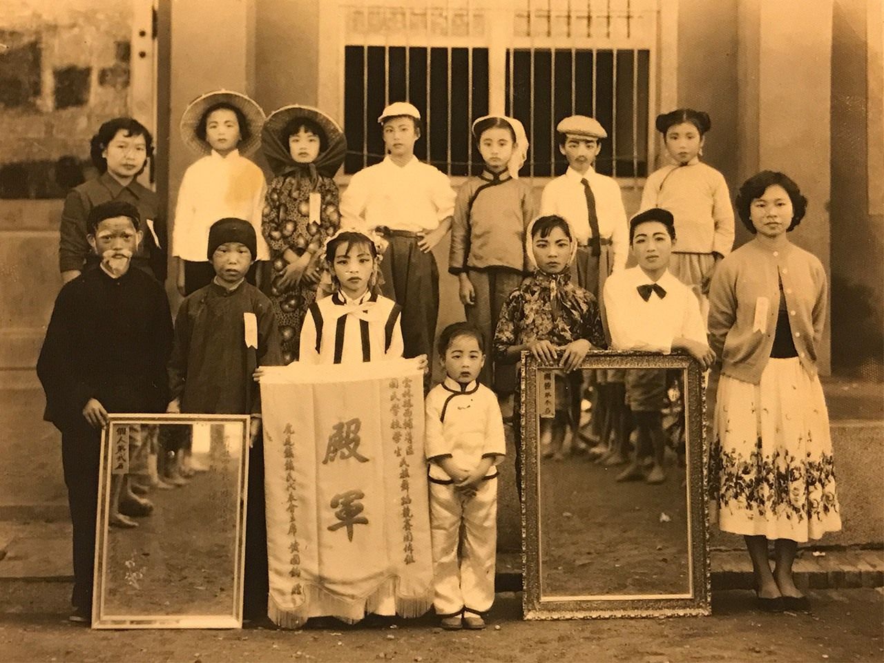 當年在台灣的小學，雪美（左下起第二位）還參加了學校中國傳統話劇表演，拿下第四名。