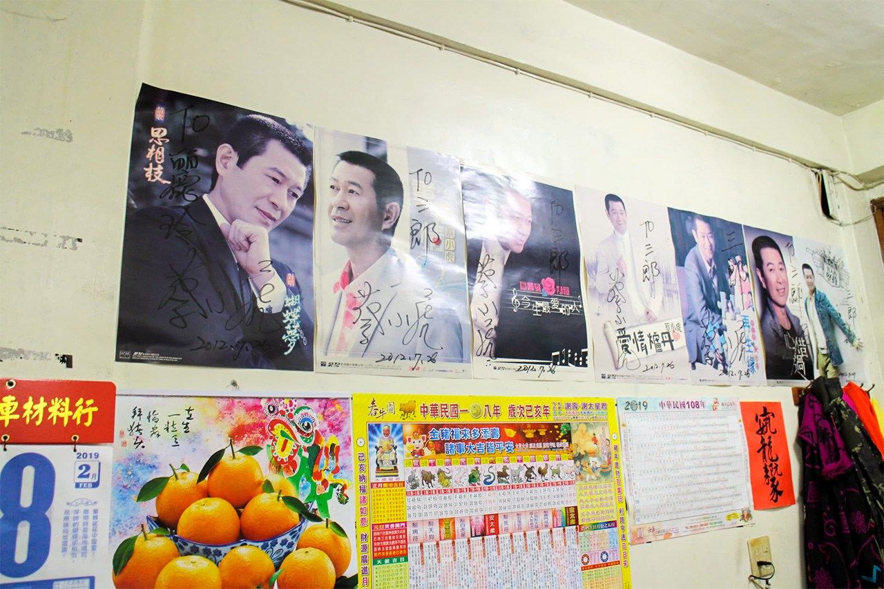 店內牆上貼著許多簽名海報(筆者攝影)