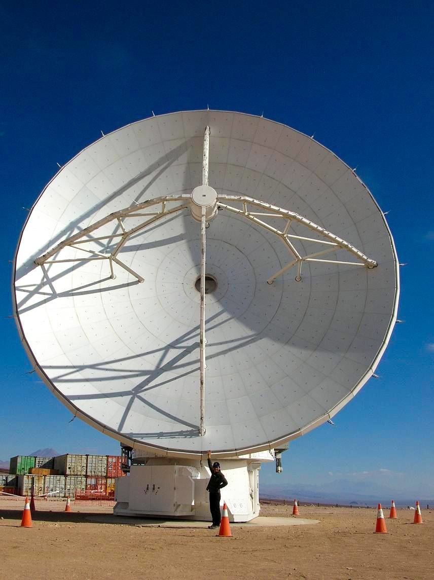 口徑12公尺的ALMA無線電波望遠鏡和松下聰樹先生