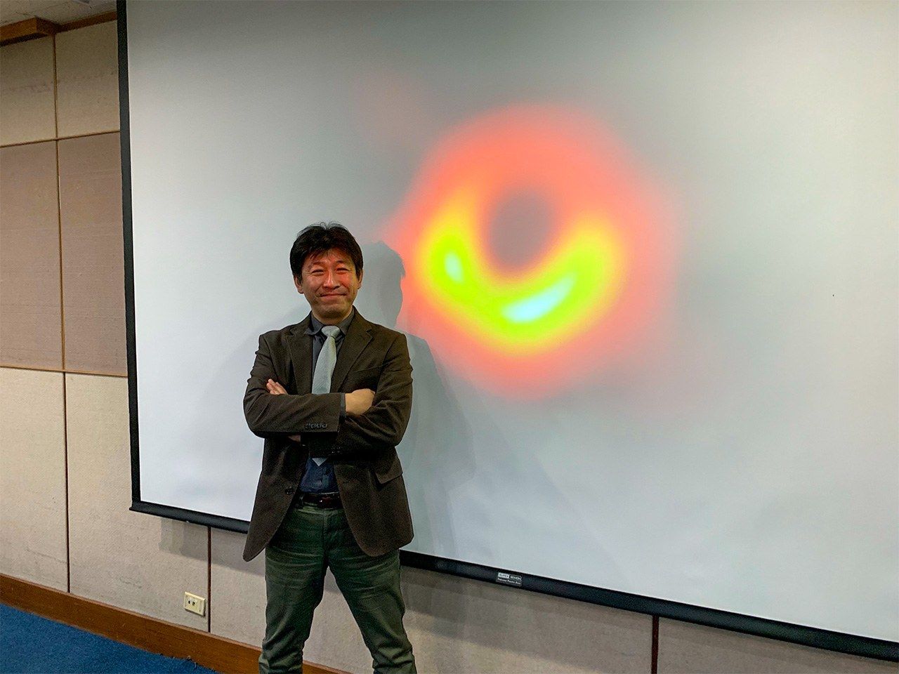 和黑洞拍照的松下聰樹先生。2019年4月10日，世界同步記者會後的照片