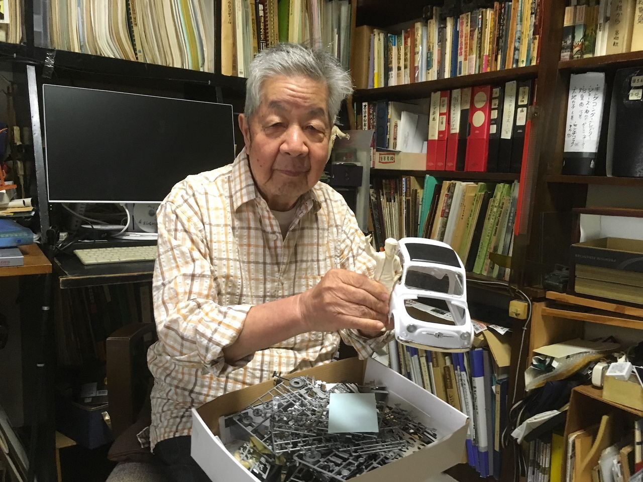 正在組裝《魯邦三世》的愛車菲亞特500(原本也是大塚的愛車,所以才有出鏡機會)塑膠模型的大塚康生(圖片:2018年9月,葉精二)