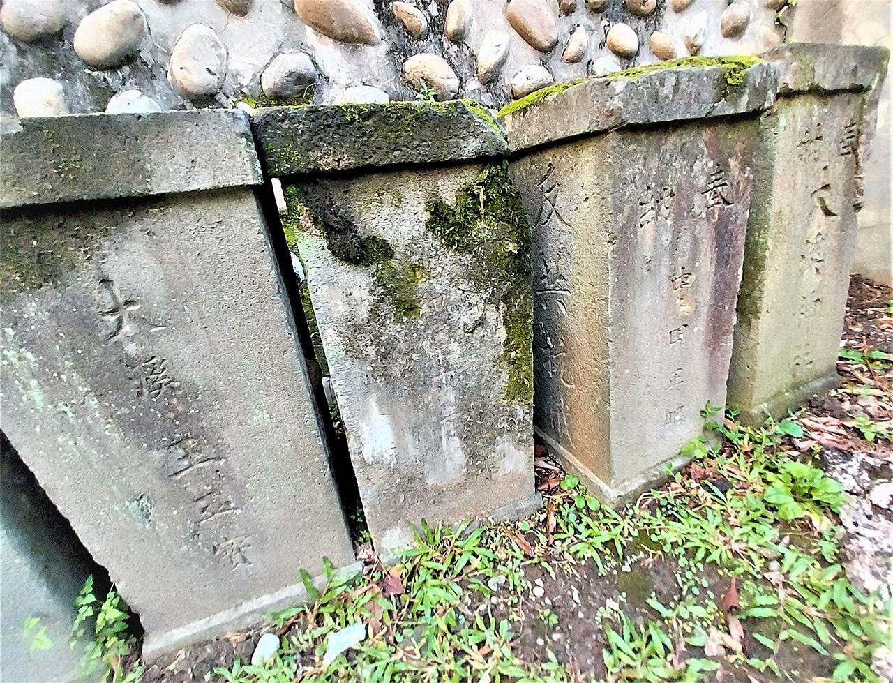 「大溪神社」遺跡，供奉石柱，側面刻有「反共抗俄」字樣。