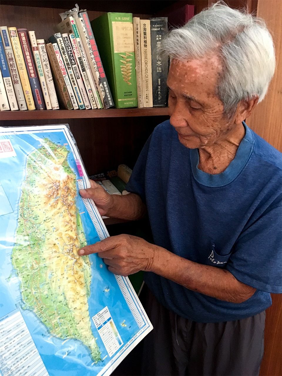 手持臺灣的立體地圖的陳俊郎先生（筆者提供）
