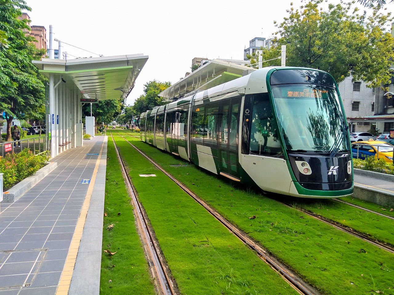 在補習班教室附近奔馳的高雄路面電車,高雄環狀輕軌。第二階段也在2021年1月12日通車。(2021年9月)