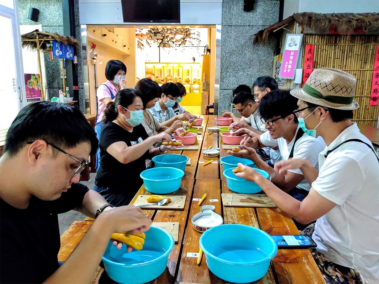 日文、中文班的老師與學生一起到高雄「珍芳烏魚子見學工廠」實作烏魚子。（2020年6月）