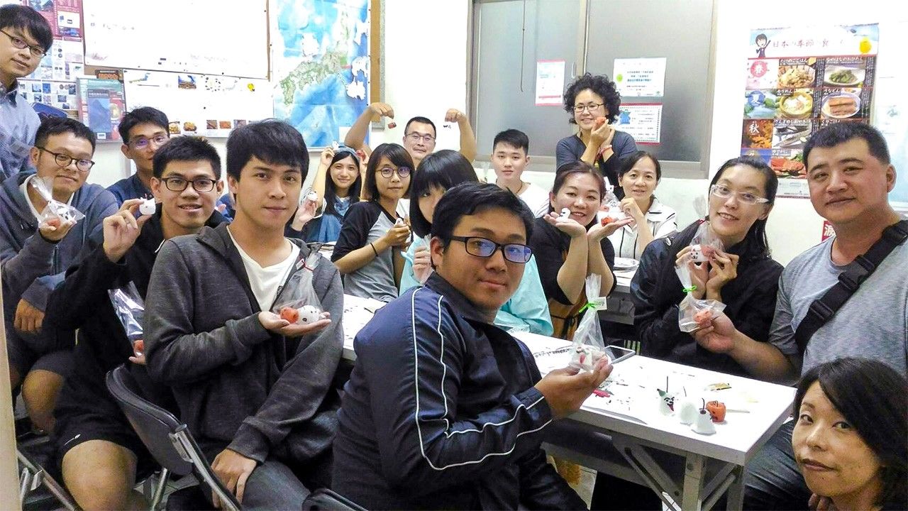 過去日台交流一起做蠟燭工作坊的樣子(2017年10月)