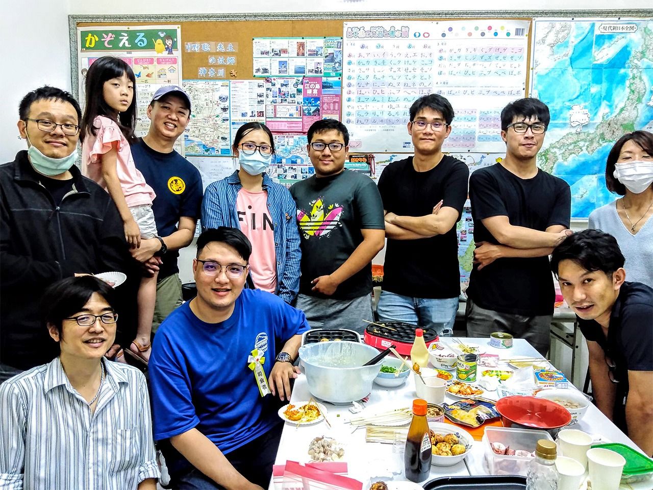 日文教師教授如何製作大阪章魚燒，與日文、中文課程們的學生一起調理。（2020年4月）