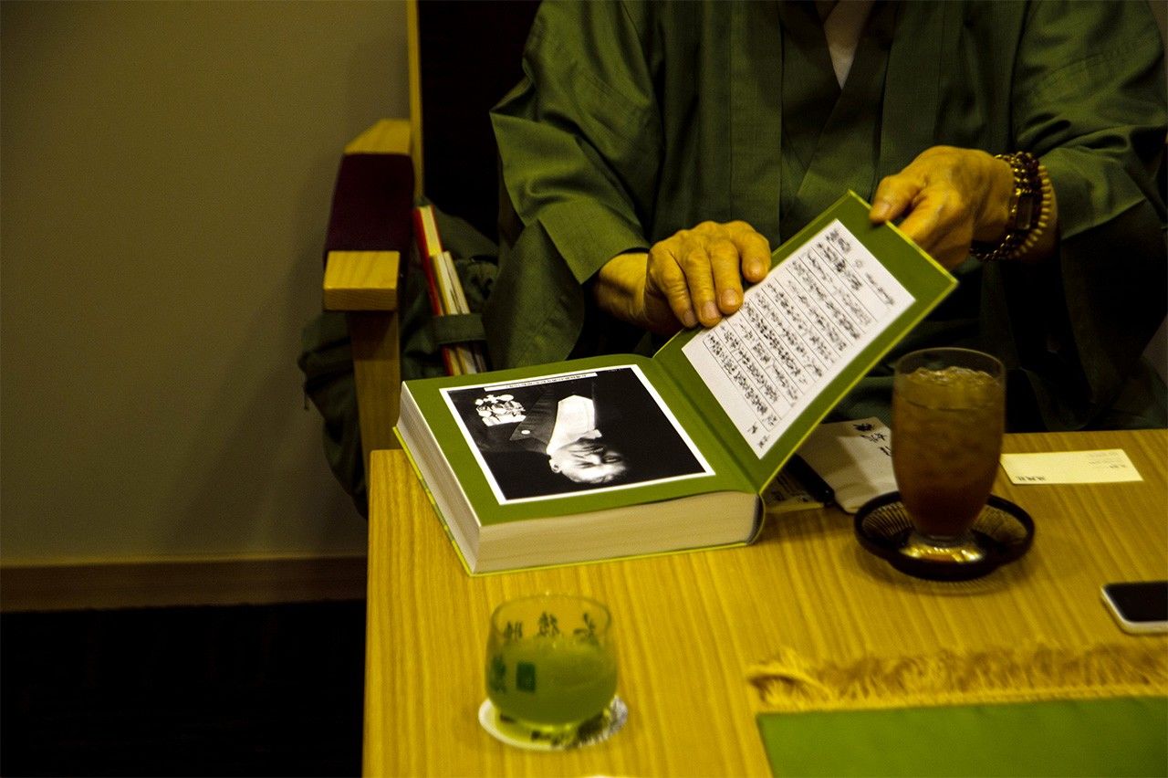 向筆者介紹臺北辻利茶鋪創始人・三好德三郎先生的三好通弘先生(筆者提供)