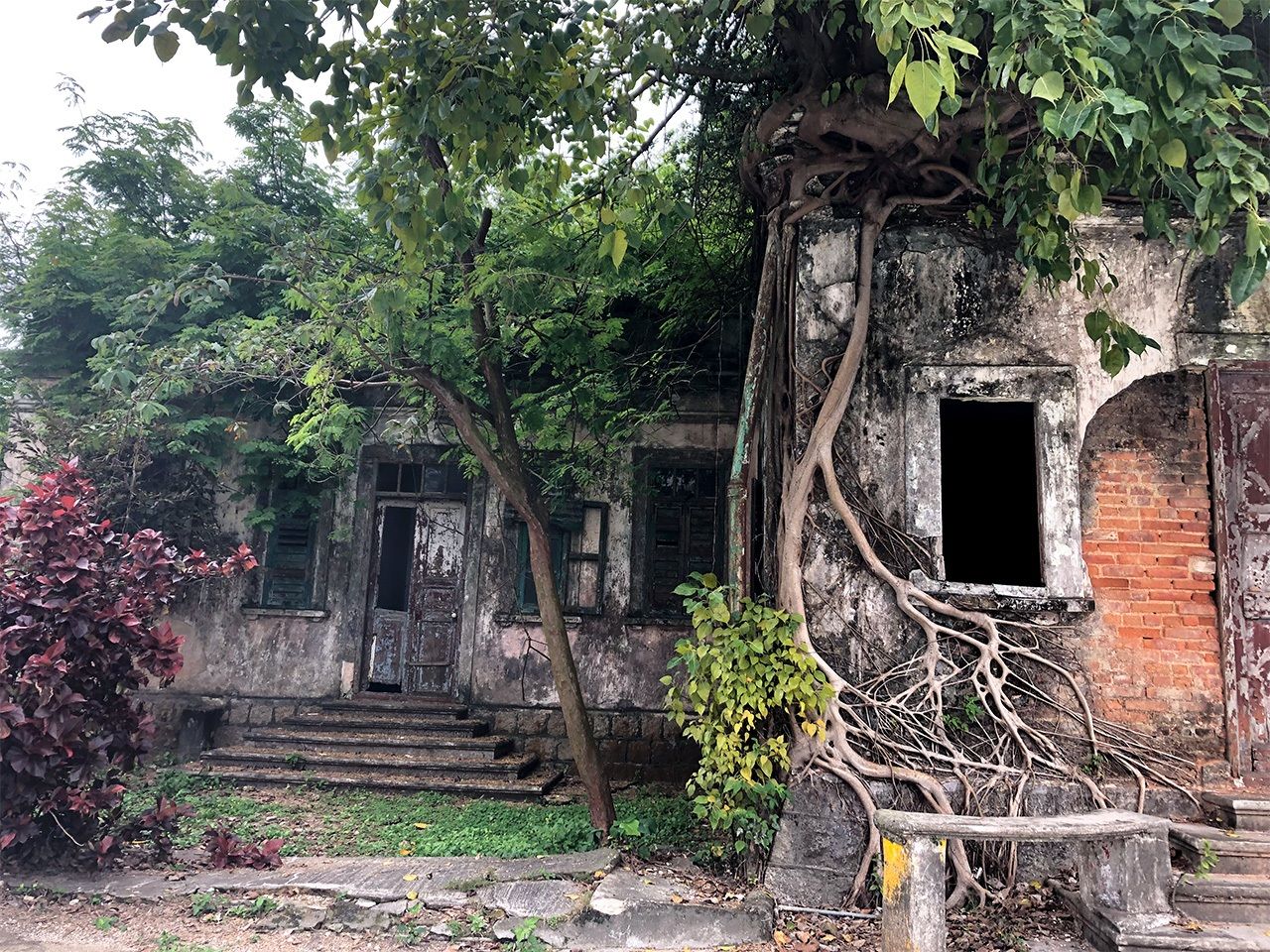 未經整修已然荒廢的建築物(筆者攝影)