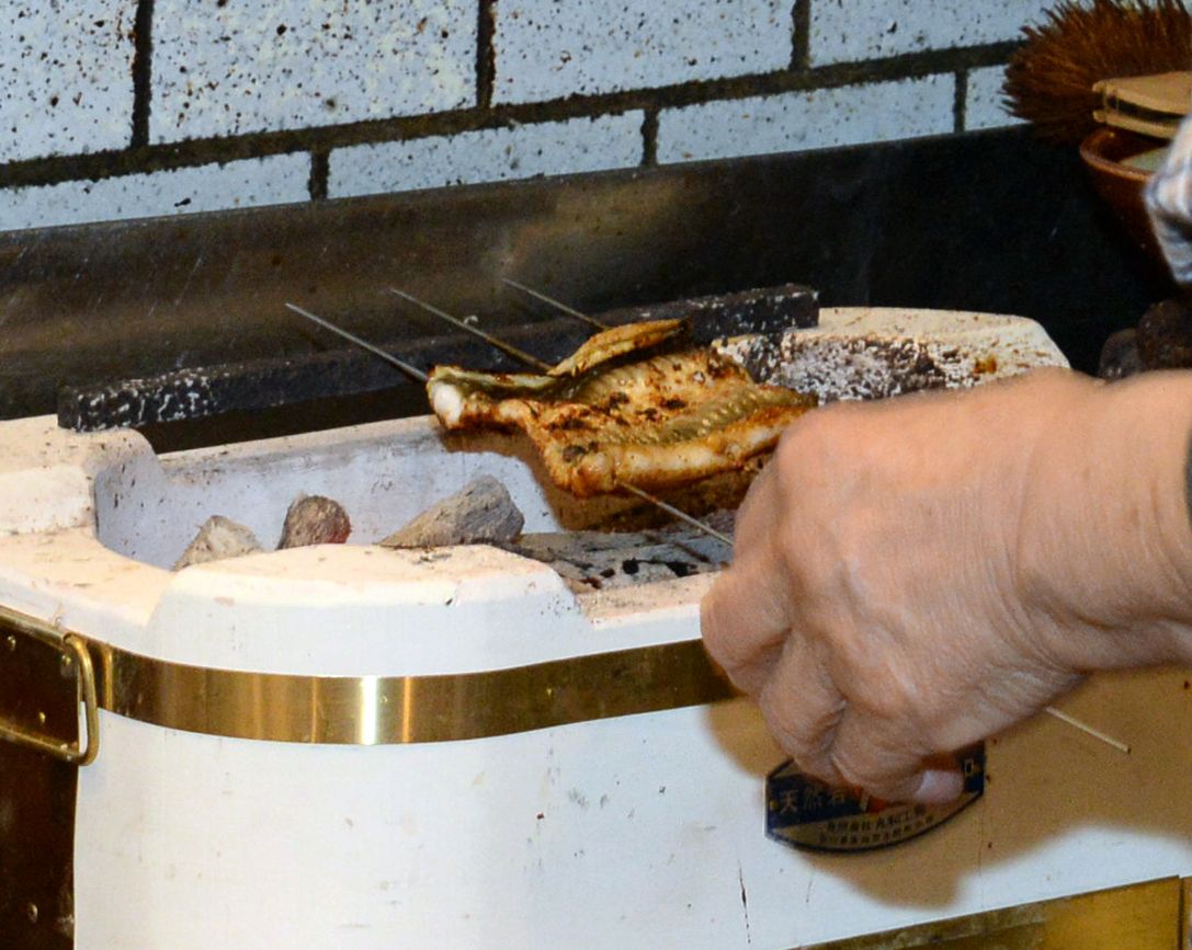 用日向備長炭烤星鰻的尚子夫人 (嵐田啟明攝影)