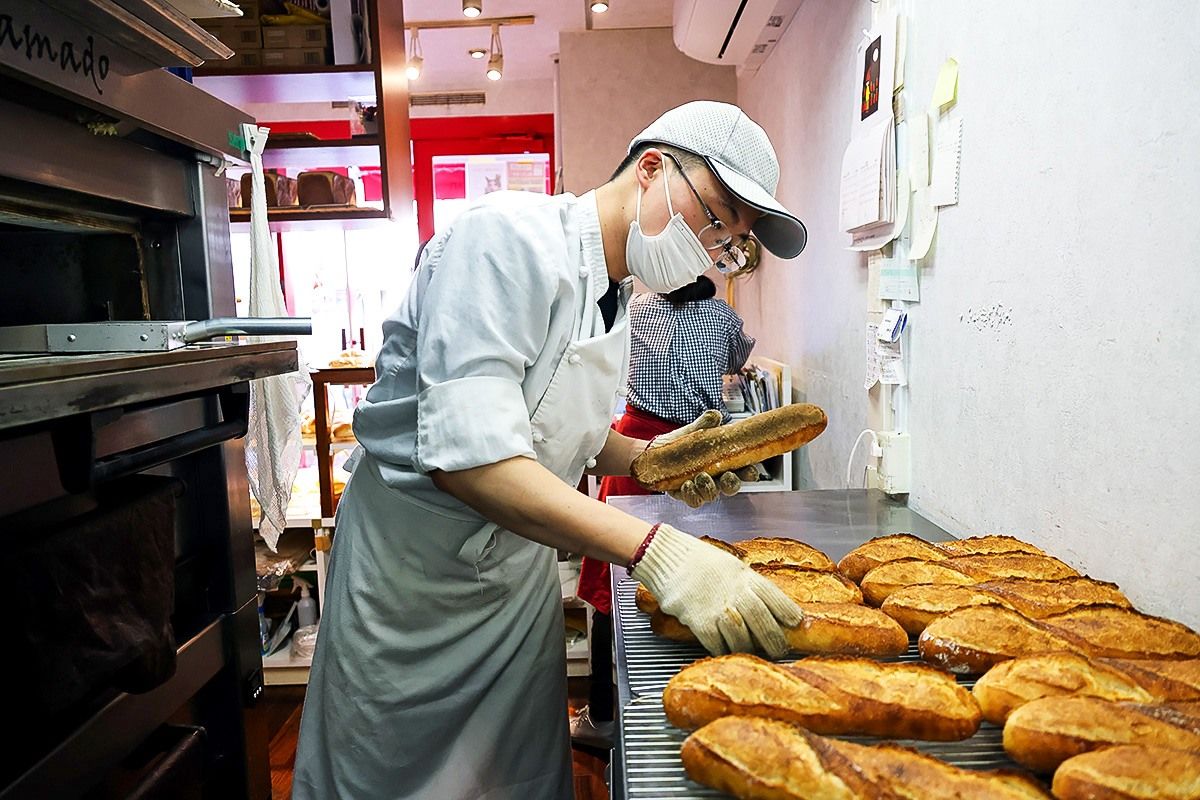 因現實的狀況，經營阿美麵包的游政豪，還是必須製作日本人所熟悉的日本口味麵包與法國麵包，才能維持經營成本