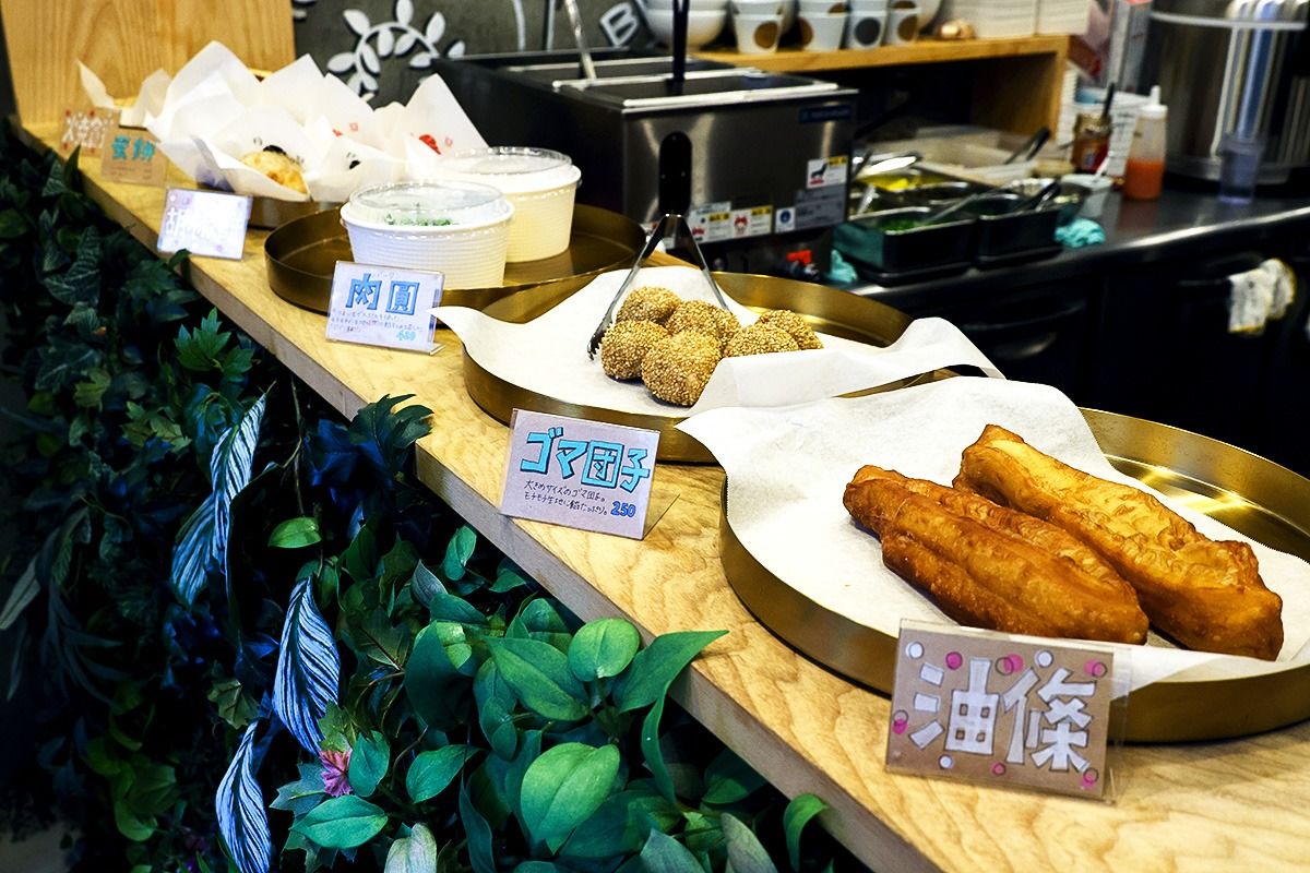 在日本的台灣風早餐店，為了配合日本人的生活習慣，因此除了早點之外，還必須販售午餐