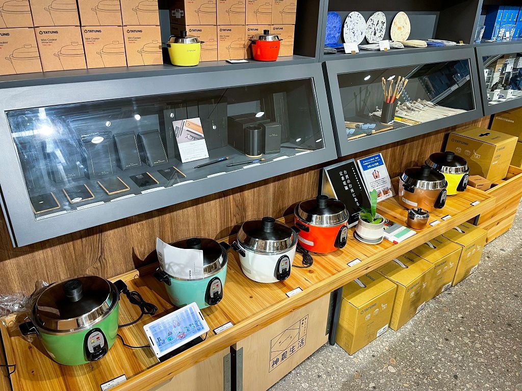 店內陳列著許多台灣傳統家電，其中也包括經典的大同電鍋。