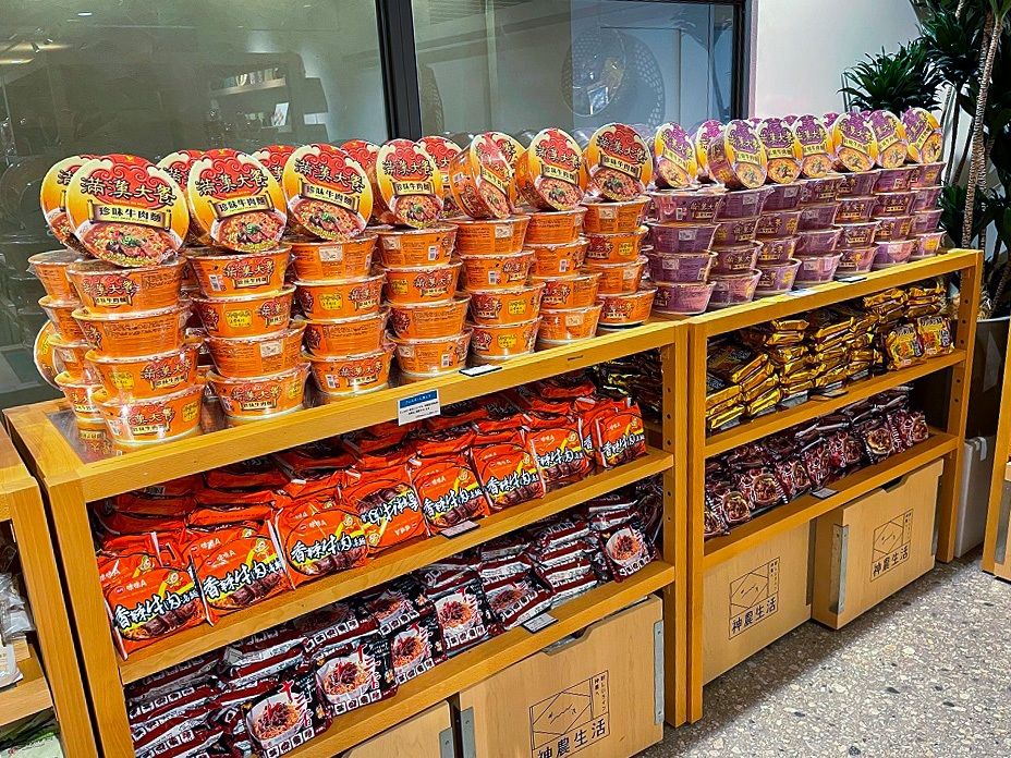 來自台灣的泡麵品牌與拌麵拌飯醬,「直率、簡單、好用」,符合關西人的生活習慣。