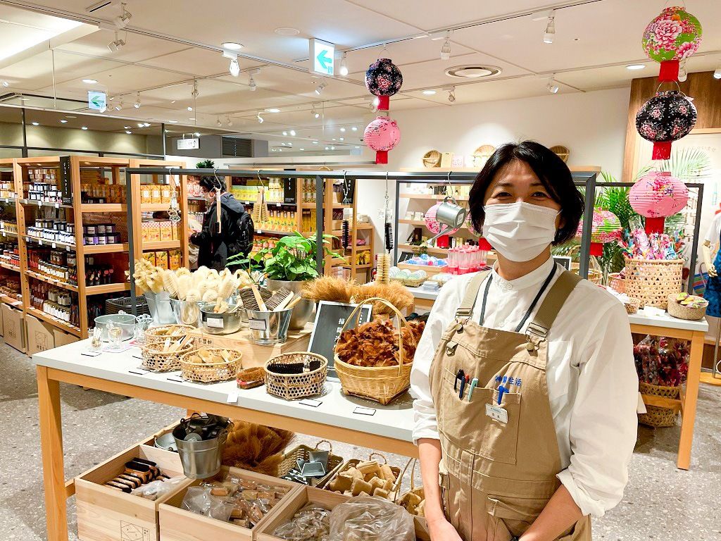 神農生活近鐵百貨店的工作人員寺本AKI女士，本身就是長跑台灣的「台灣通」，也成為介紹台灣產品的主力。