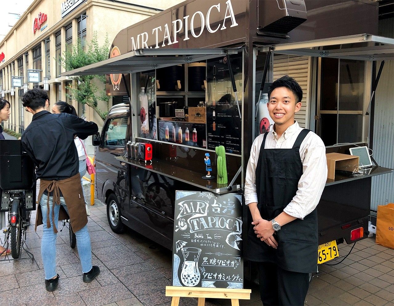 「MR TAPIOCA」的餐車和謝文森店長(筆者攝影)