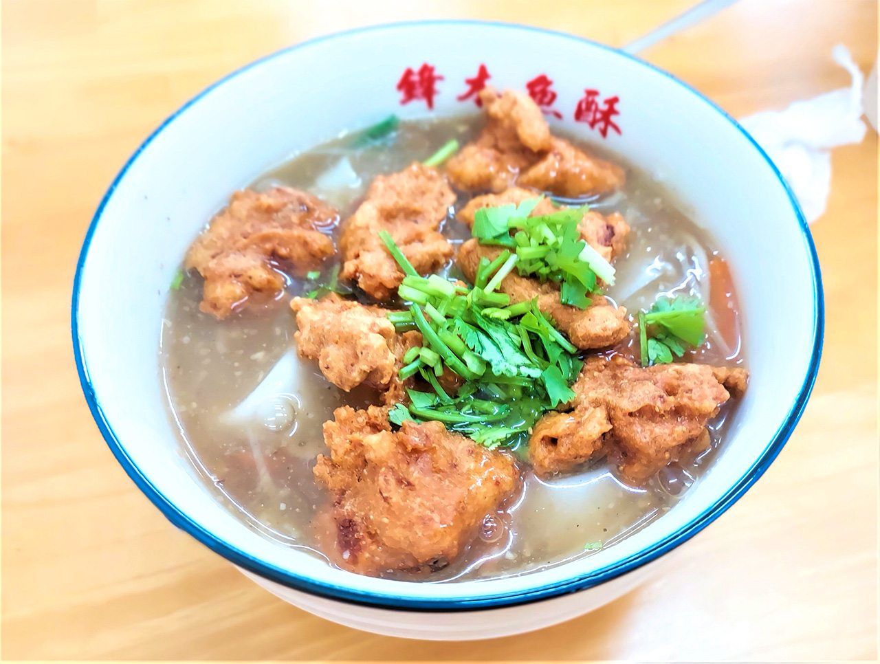 碗盤為印有「鋒木魚酥」字樣之別緻瓷器。在宜蘭,老字號小吃店常用瓷器碗盤