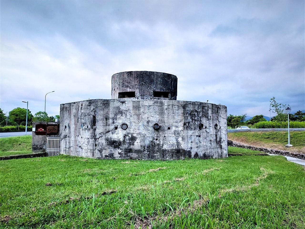 位在宜蘭科學園區內,細長的草坪上有座八角管制塔