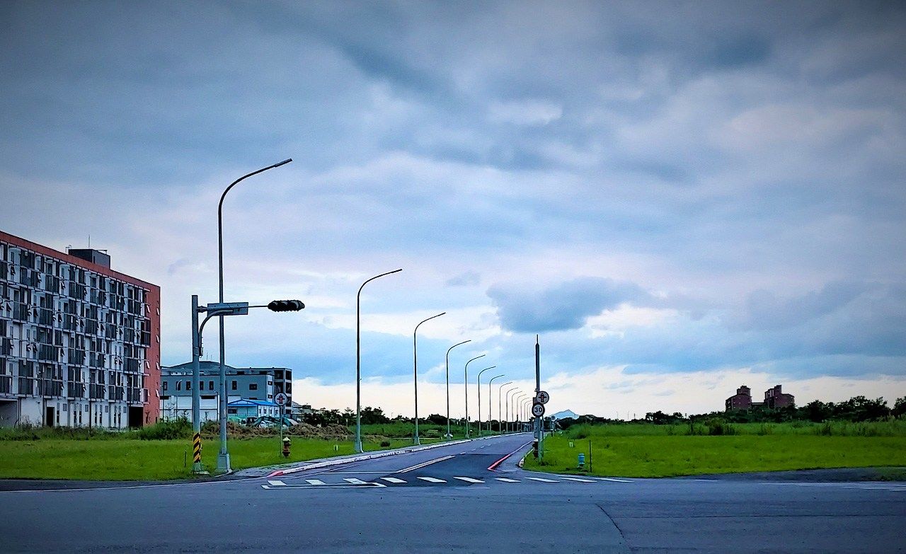 過去滑行道所在的位置,道路的盡頭可看到龜山島。戰鬥機從這裡朝著龜山島方向起飛出擊