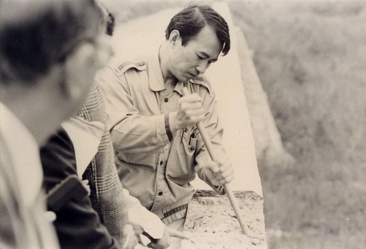 在工地現場確認混擬土是否達到標準的陳定南(陳定南教育基金會提供)