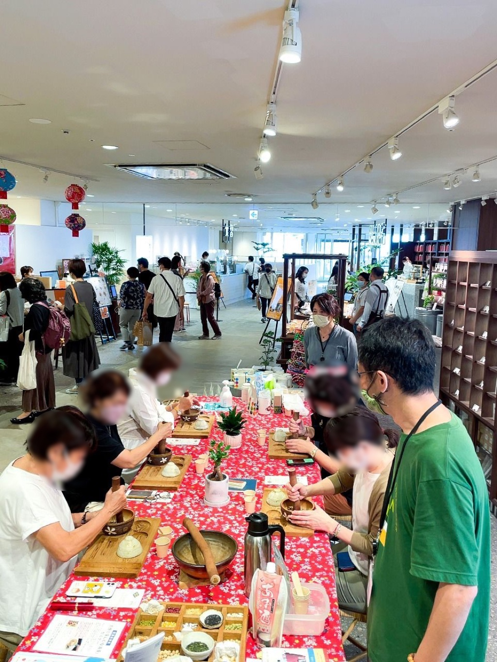 鐵百貨也舉辦各式各樣台灣文化活動，圖為客家擂茶體驗。（近鐵百貨店提供）