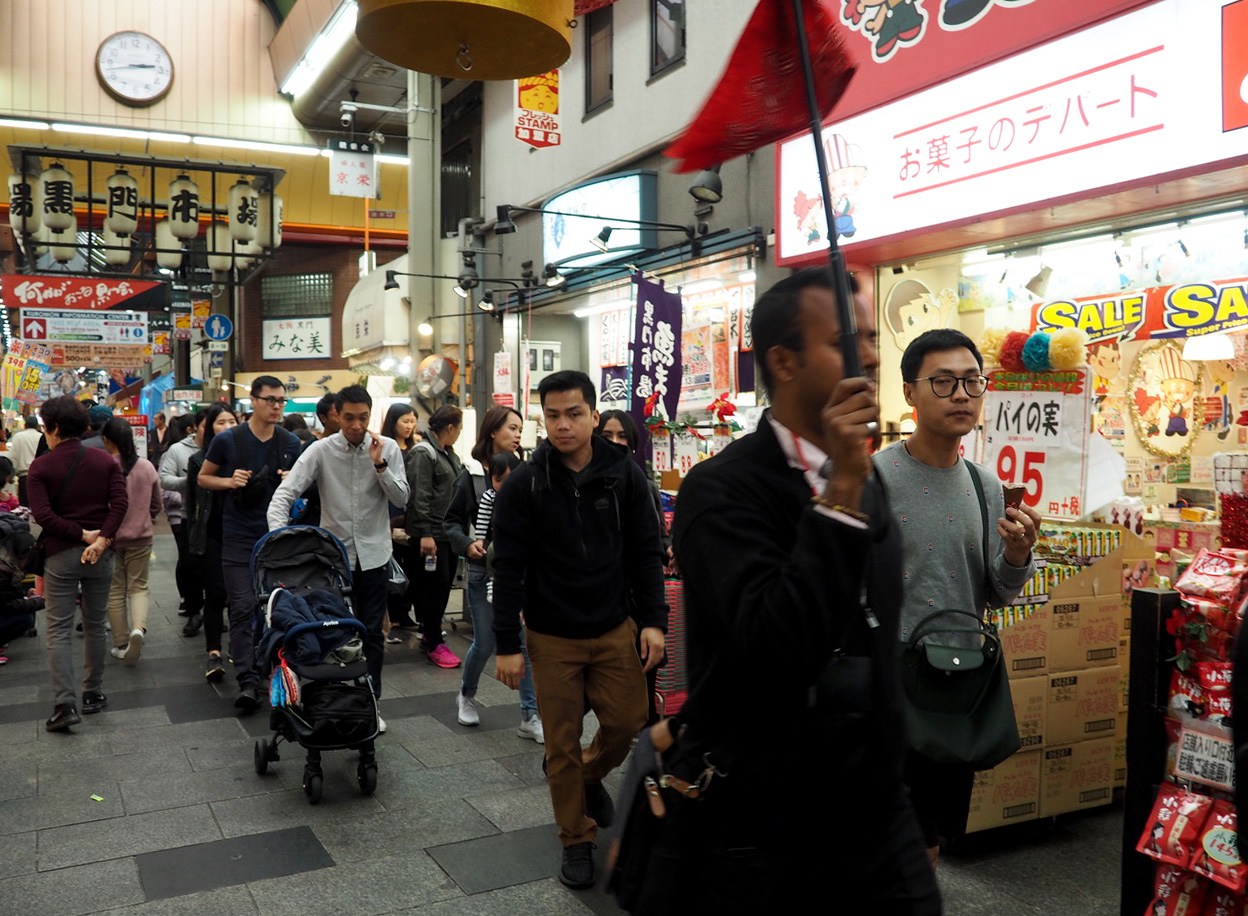 有很多外國遊客前來專業廚師光顧的「黑門市場」,選購新鮮的高級海產。最近幾年,來自中國、韓國、東南亞各國的遊客越來越多(攝影:筆者)