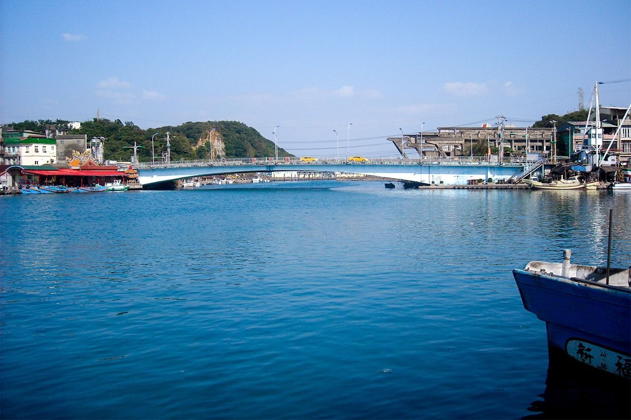 基隆市八尺門水道上架起的和平橋，左端為和平島（2019年筆者攝影）