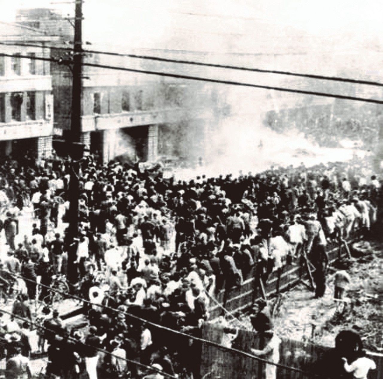 1947年2月28日上午，大批群眾聚集在專賣局台北分局前放火抗議。（取自台北二二八記念館導覽手冊，青山惠昭翻攝）