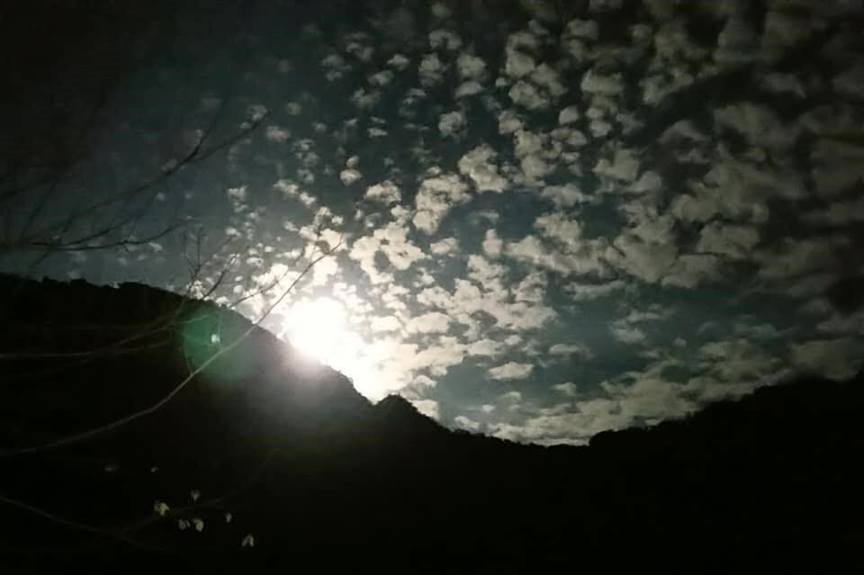 從筆者家裡看見的亮晃晃地月昇時刻(筆者攝影)