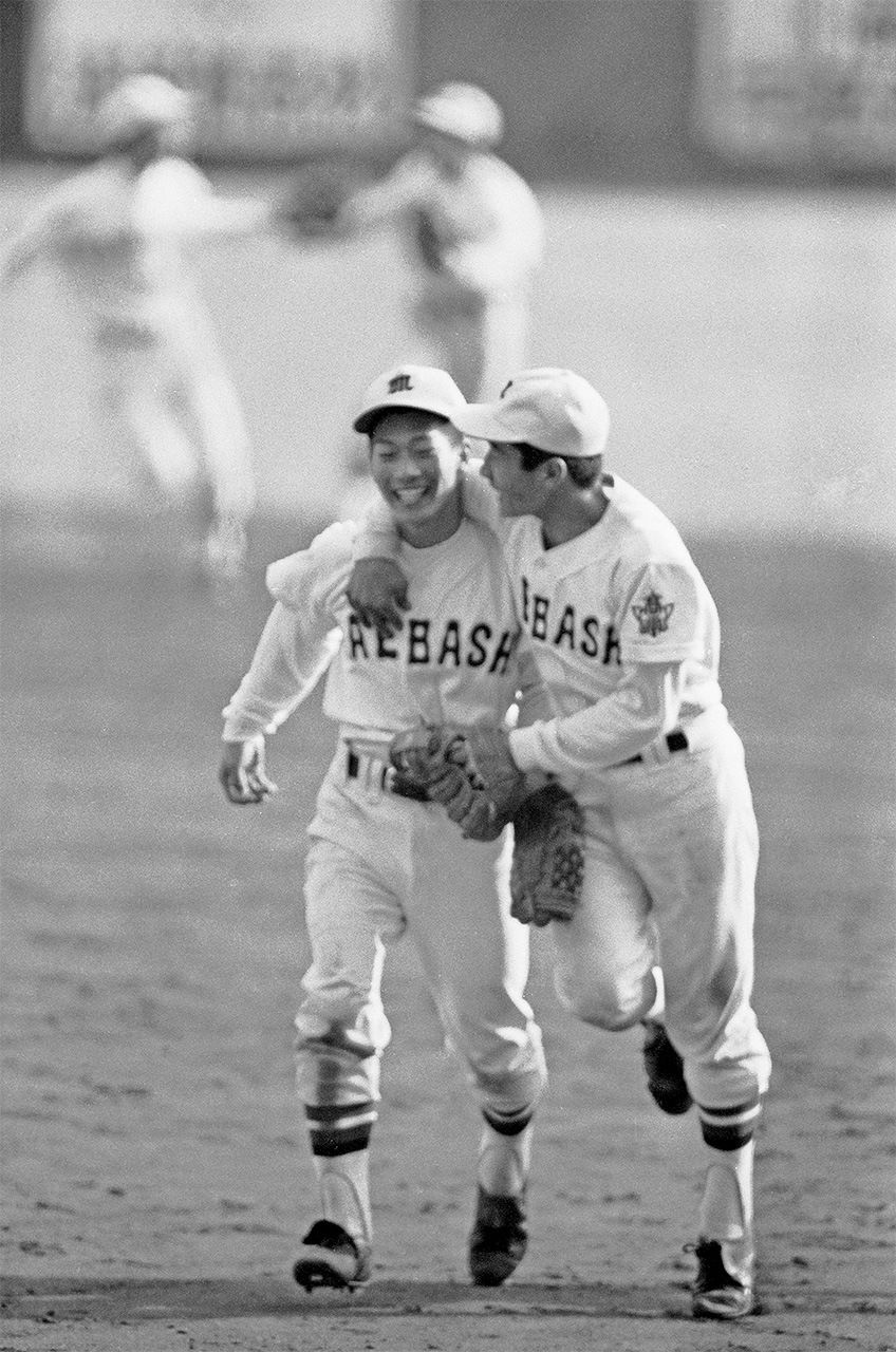 甲子園史上首次完全比賽成立後,分享勝利喜悅的松本稔先生(左)和游擊手的堺晃彥先生(右)(岡澤克郎/Aflo)