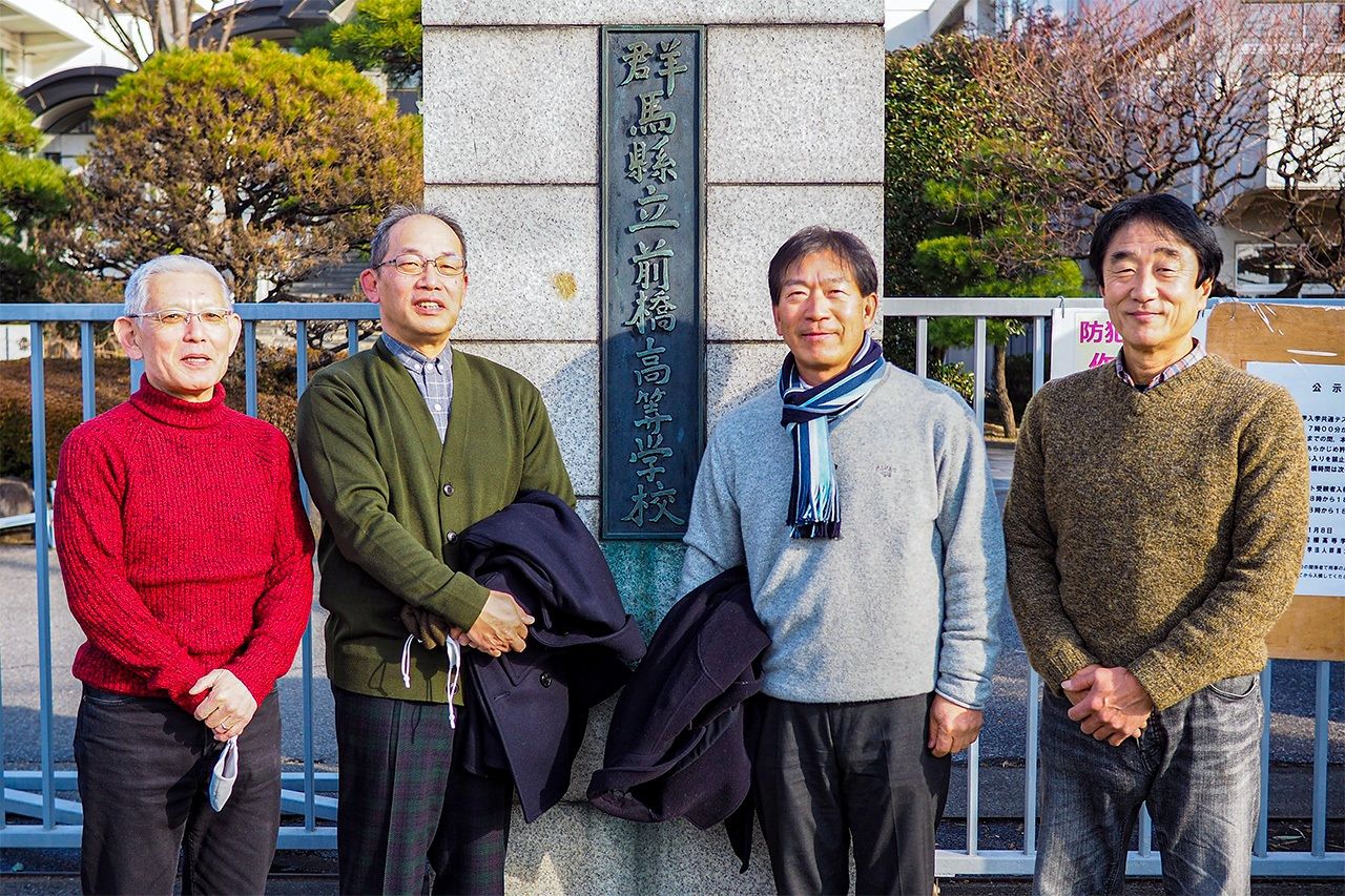 站在久違的前橋高中校門口前的隊員。從左為相澤雄司先生(右外野)、川北茂樹先生(三壘手)、松本稔先生(投手)、堺晃彥先生(游擊手)(筆者攝影)