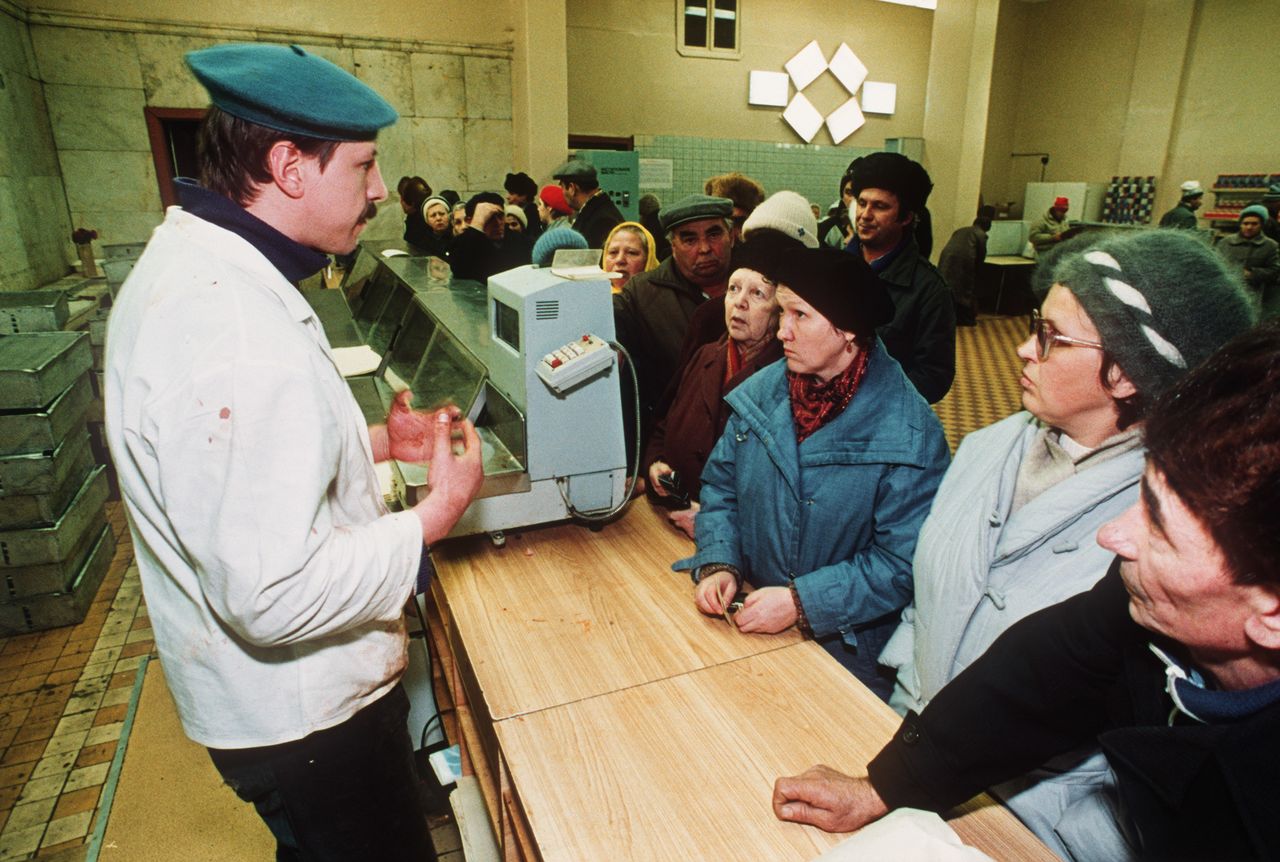 向沒有任何商品可供販售的魚貝水產專門店裡的店員逼問的市民們，1990年11月22日，莫斯科（AFP／時事）