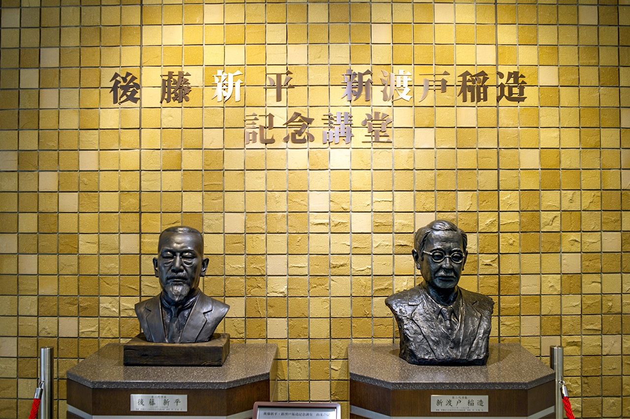 拓殖大學的第三代學長後藤新平（左）和第二代學監新渡戶稻造都是臺灣近代化的功臣。
