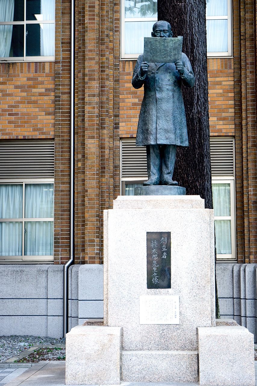 拓大本館前的桂太郎銅像。