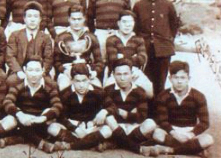 1934年早稻田大學稱霸關東比賽，舉起冠軍獎盃的隊長柯子彰（後排中央）（日本橄欖球協會提供「日本橄欖球數位博物館」刊載質料）