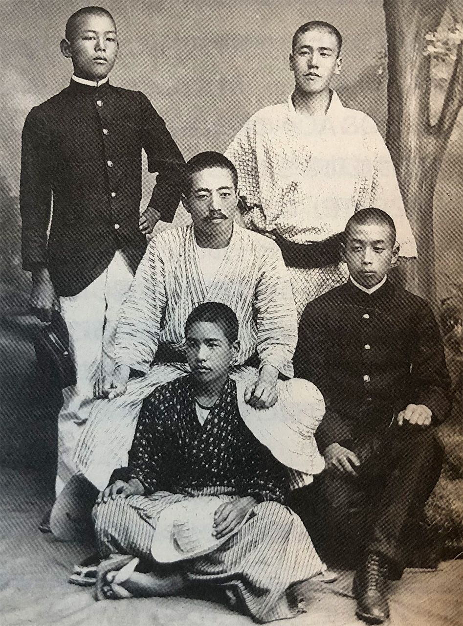 1904（明治37）年，松岡正男（中央）（慶應義塾體育會蹴球部百年史）
