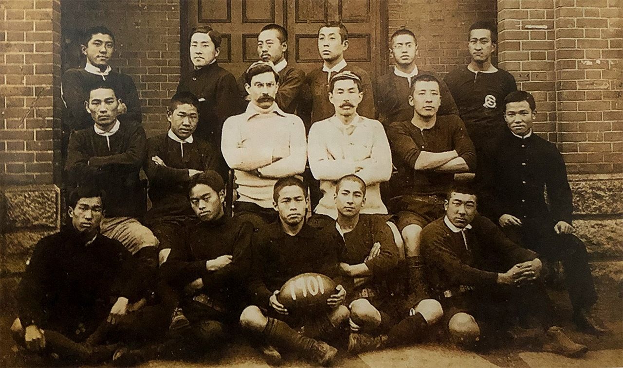1901年日本首次舉行橄欖球比賽（中央左為Edward Bramwell Clarke，右為田中銀之助）（日本橄欖球協會提供「日本橄欖球數位博物館」刊載質料）