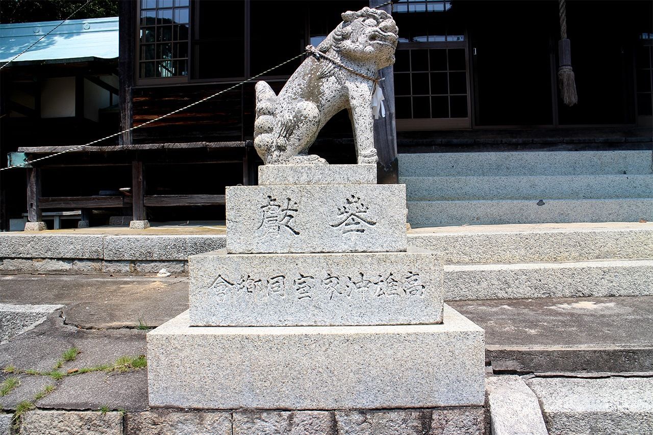 沖家室島上的蛭子神社，可以看到信徒捐獻的狛犬上刻著「高雄」的地名（筆者攝影）