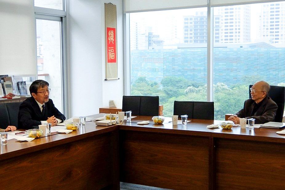 2016年11月8日，胡佛教授（右）於臺灣大學社會科學院舉行的臺灣政黨政治史研究會（筆者主辦的科研費研究小組）上回應訪談（左方為筆者）
