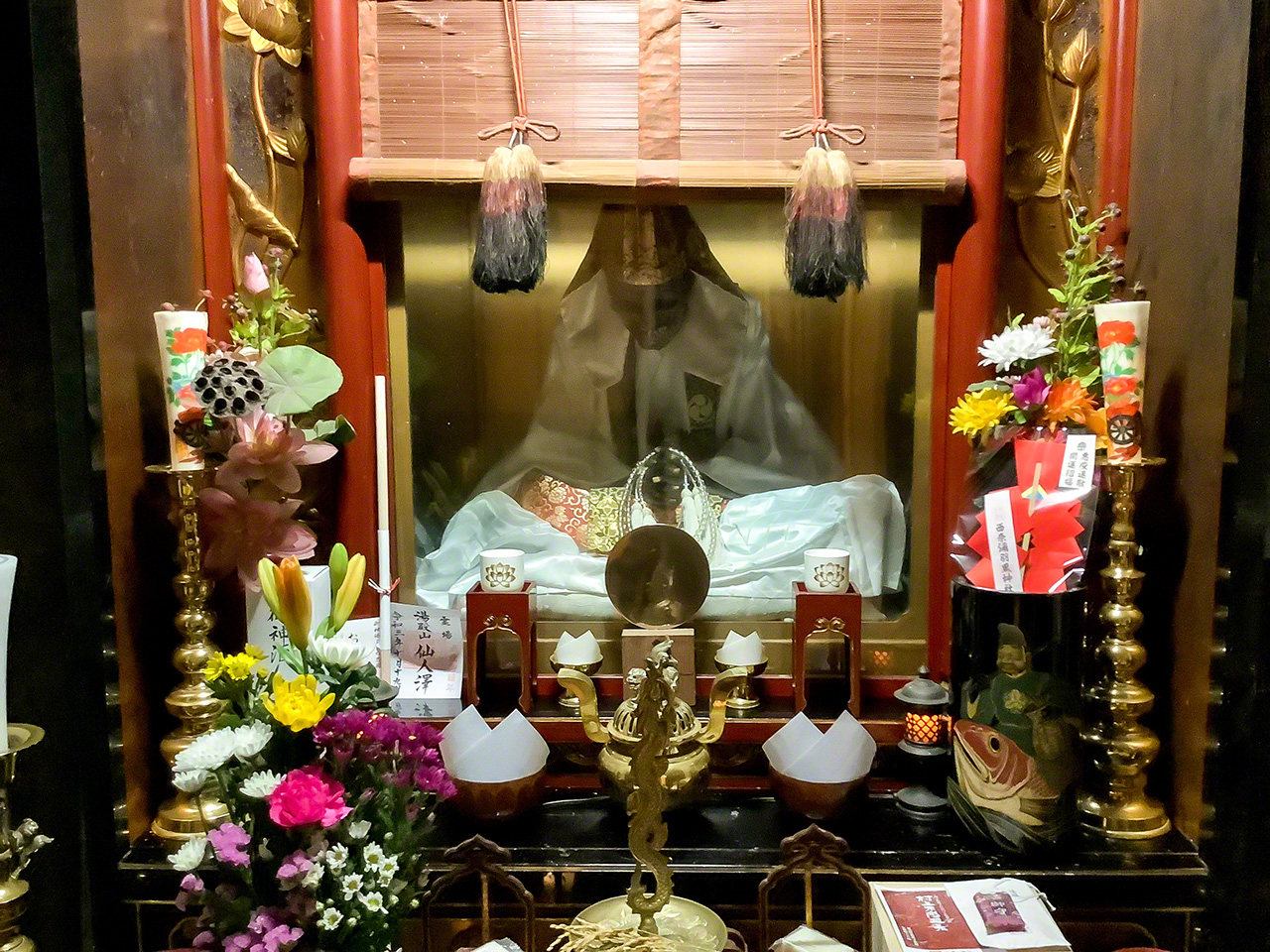 安置在新潟縣村上市觀音寺中的即身佛——佛海上人（筆者攝影）